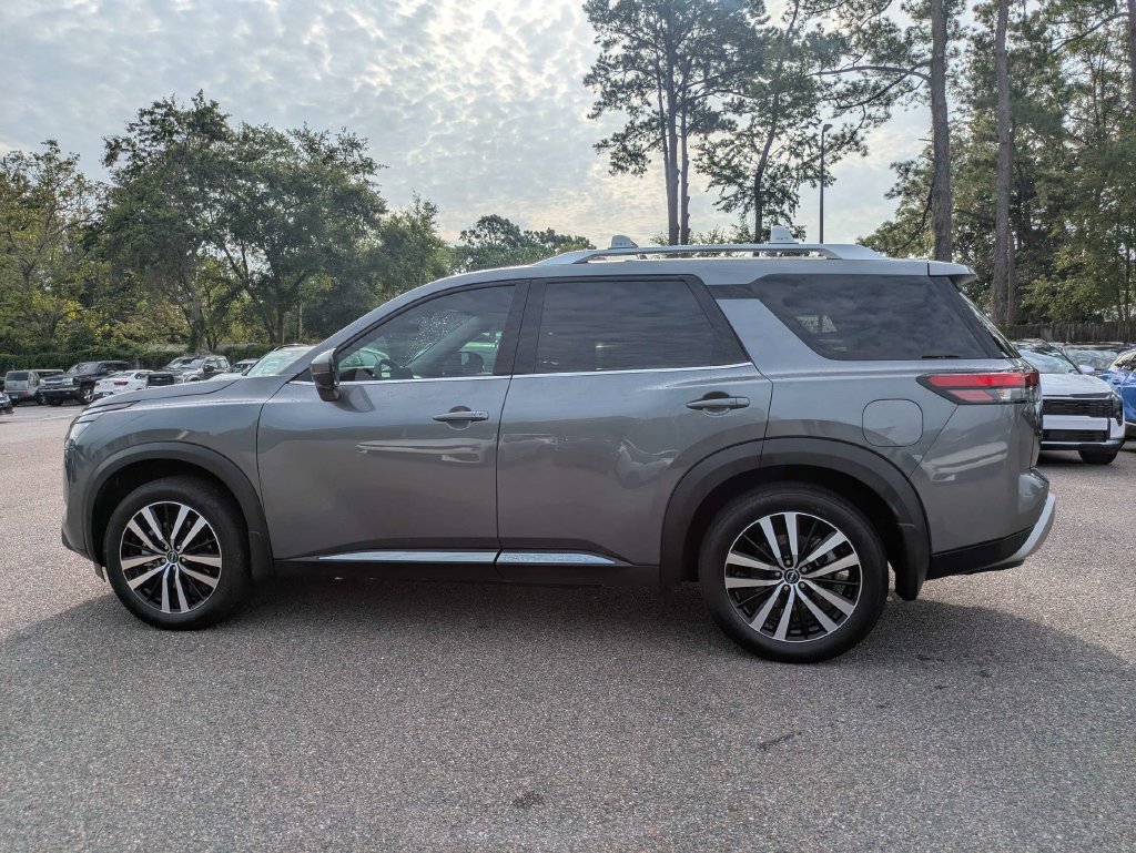Used 2025 Nissan Pathfinder Platinum w/ Black Appearance Package FWD image 7