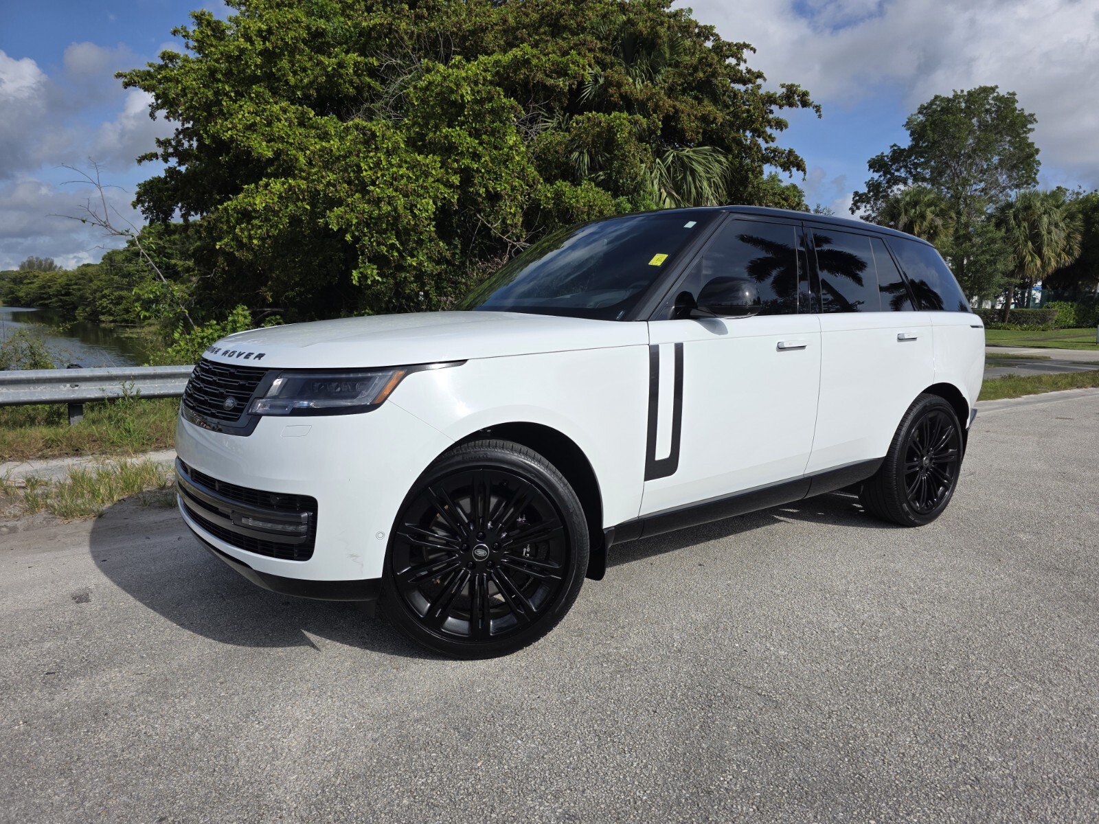 Certified 2025 Land Rover Range Rover SE AWD/4WD image 1