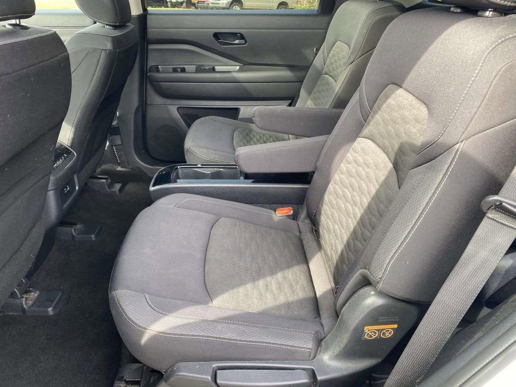 Used 2024 Nissan Pathfinder SV w/ SV Premium Package image 10