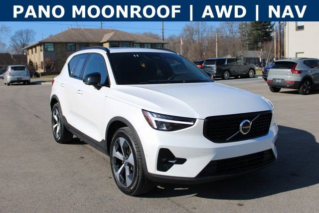 Used 2025 Volvo XC40 B5 Plus image 2