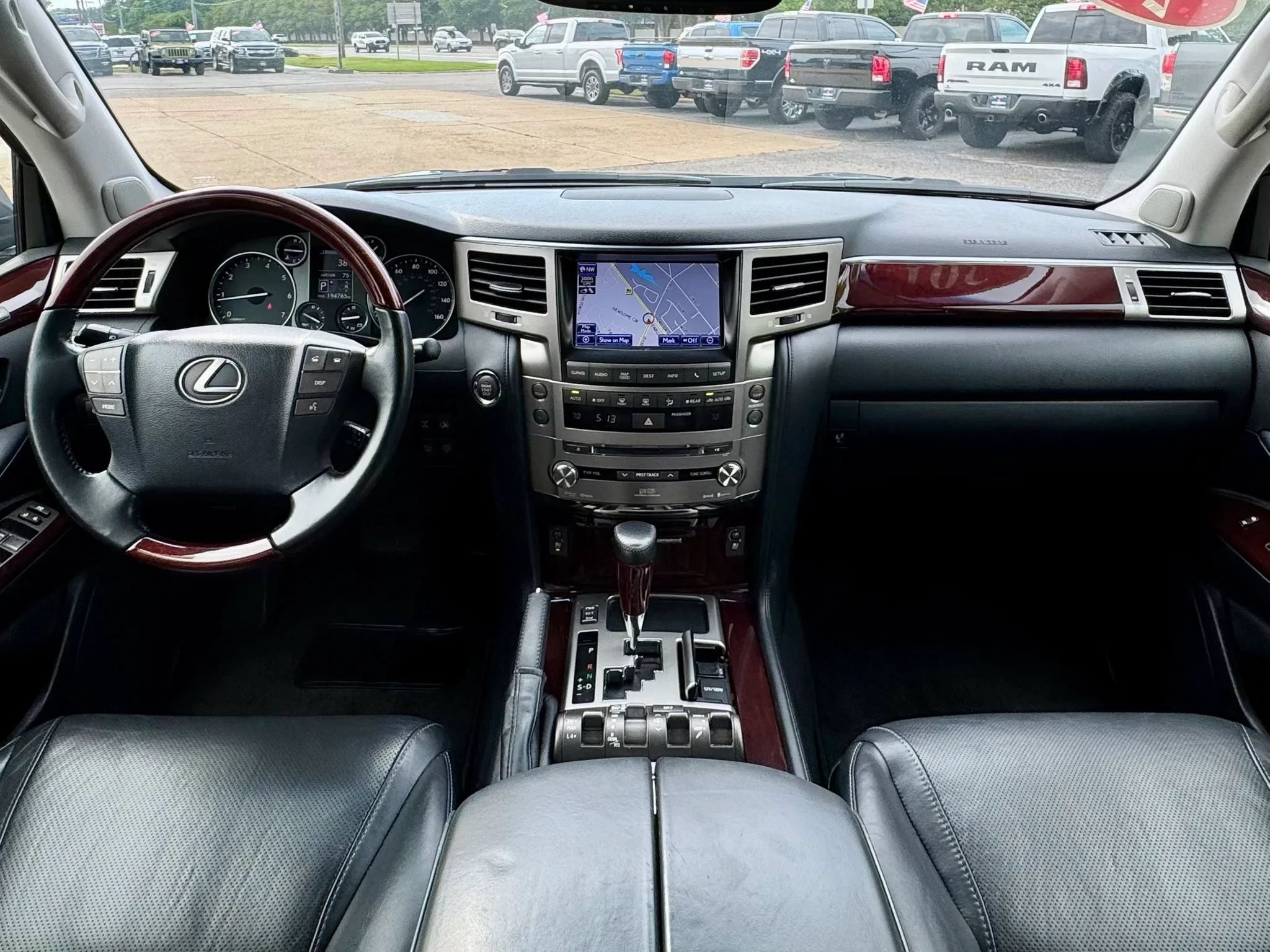 Used 2013 Lexus LX 570 4WD w/ Luxury Pkg image 14