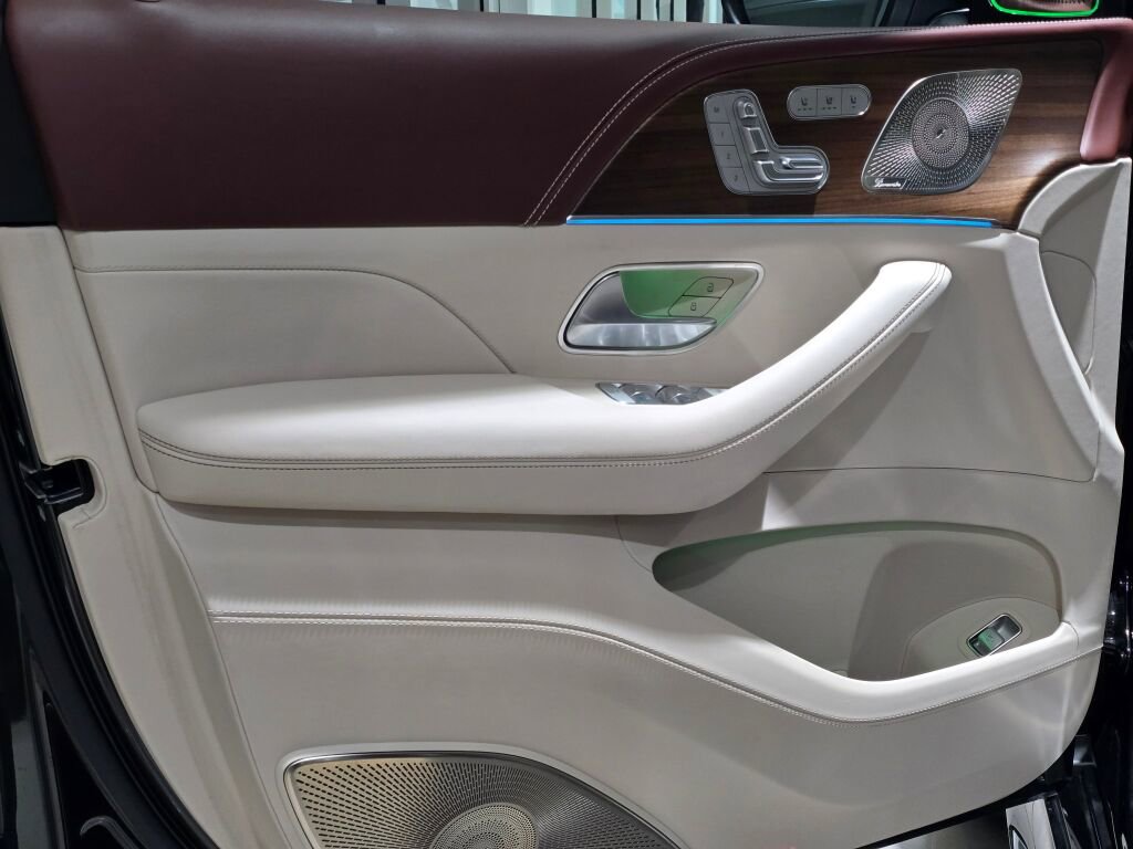 Used 2025 Mercedes-Benz Maybach GLS 600 4MATIC image 36