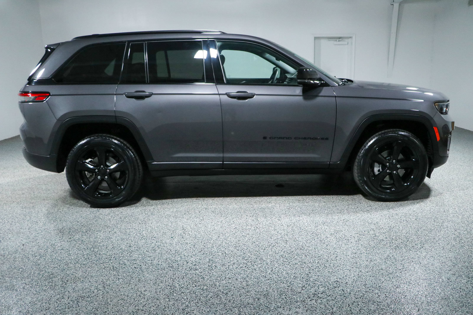 Used 2023 Jeep Grand Cherokee Altitude AWD/4WD image 6