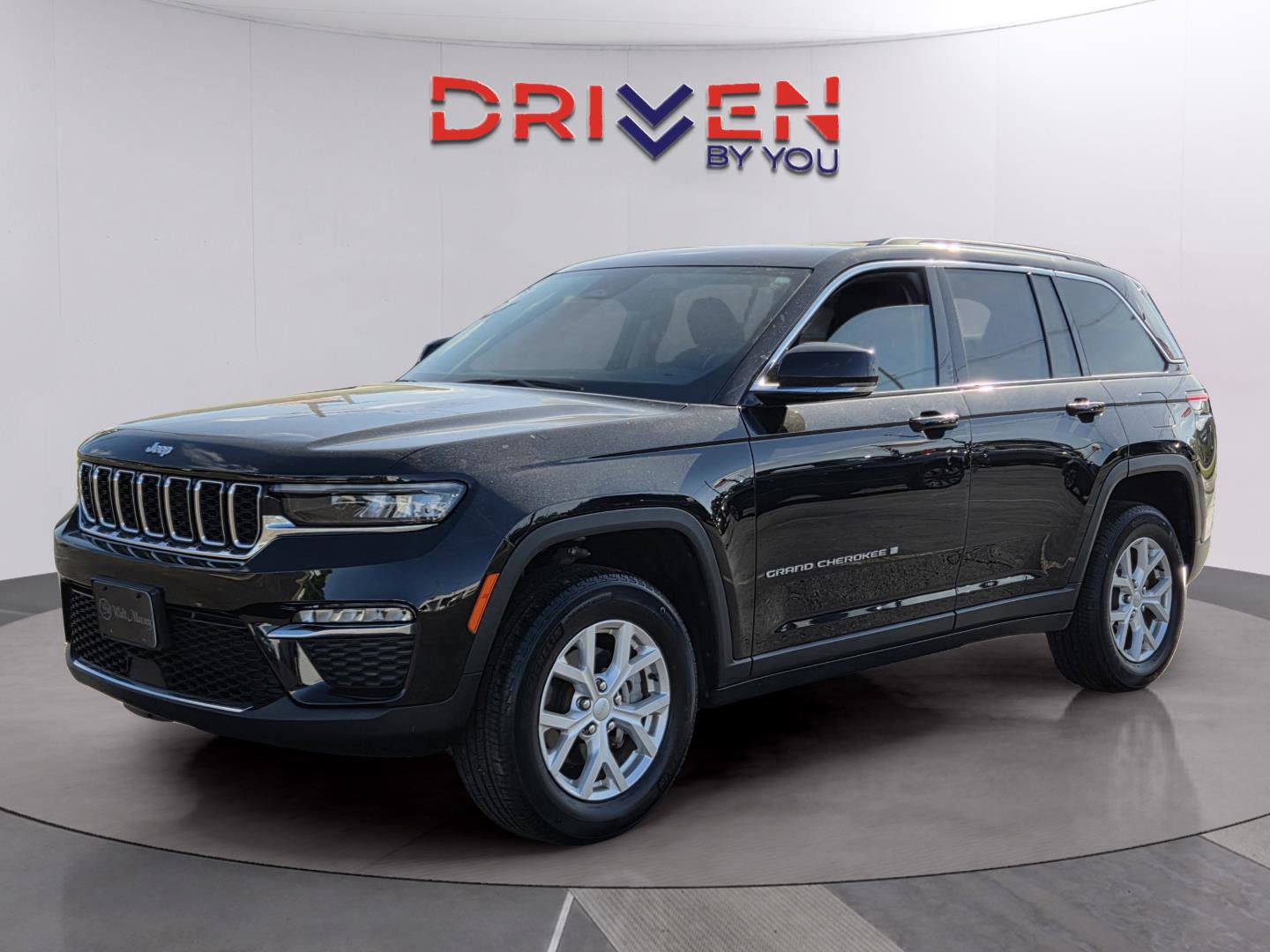 Used 2023 Jeep Grand Cherokee Limited AWD/4WD image 1