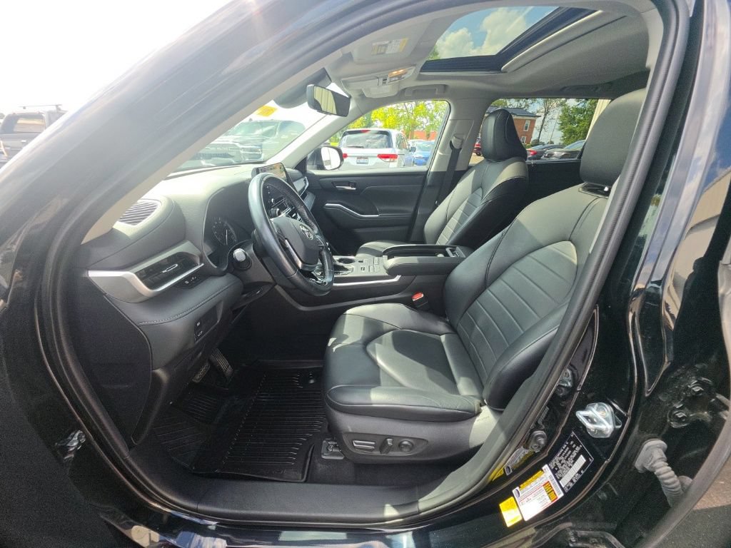 Used 2021 Toyota Highlander XLE AWD/4WD image 14