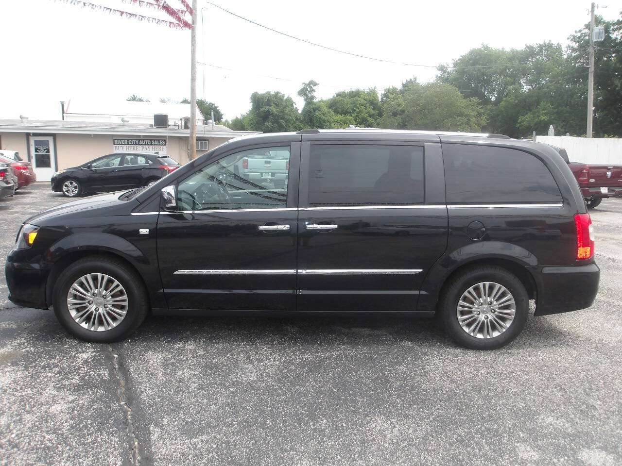 Used 2014 Chrysler Town & Country Touring-L FWD image 4