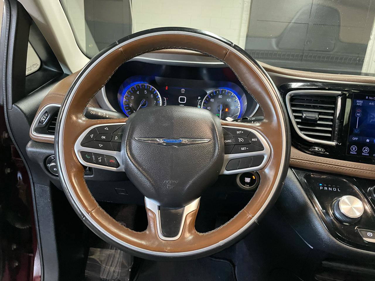 Used 2017 Chrysler Pacifica Limited FWD image 18