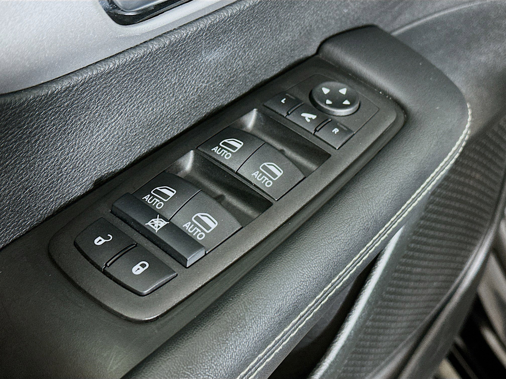 Used 2025 Chrysler Pacifica Limited FWD image 18