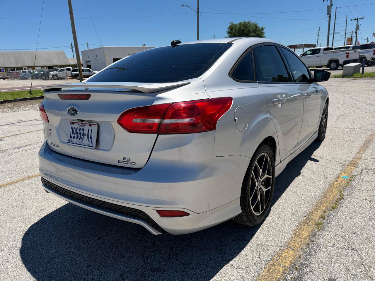 Used 2015 Ford Focus SE w/ SE Sport Package FWD image 3