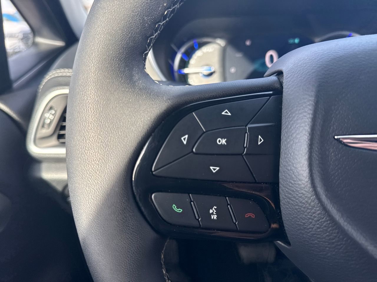 Used 2024 Chrysler Pacifica Premium image 24