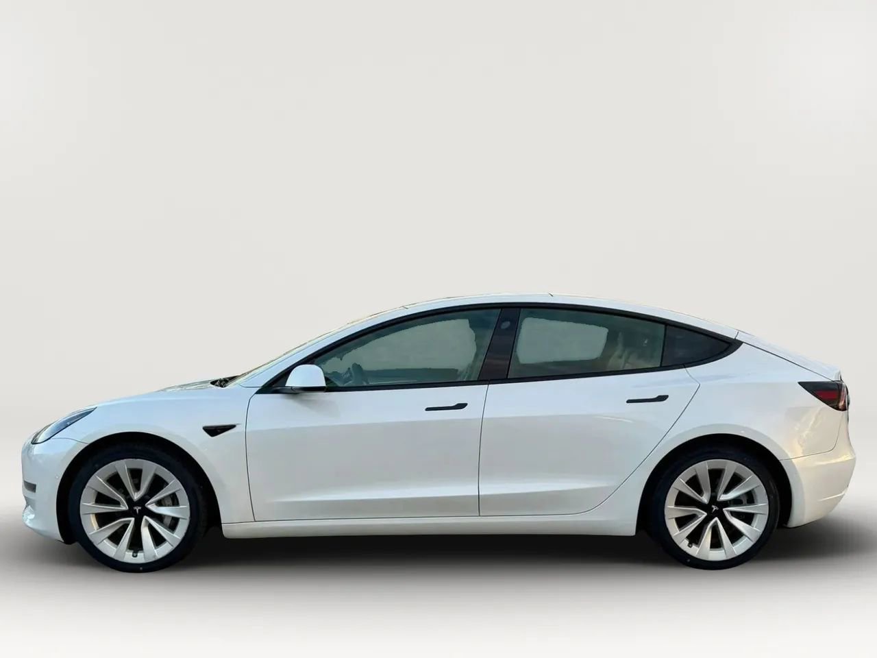Used 2022 Tesla Model 3 Standard Range image 4
