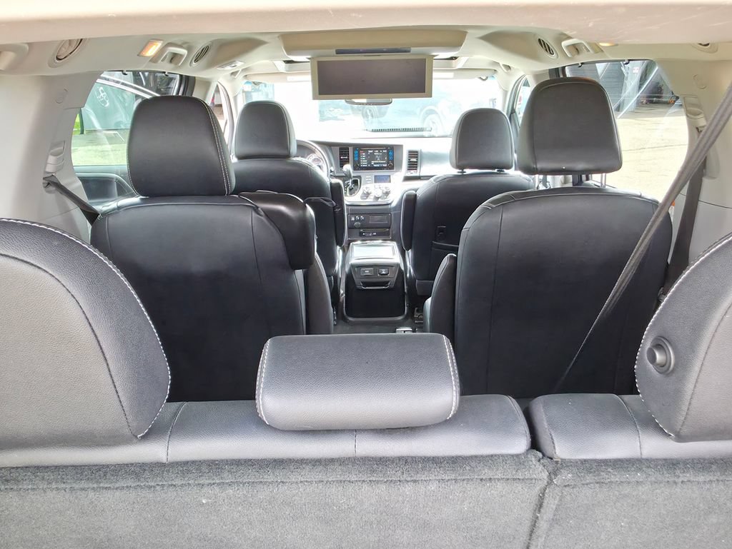 Used 2017 Toyota Sienna SE Premium FWD image 16
