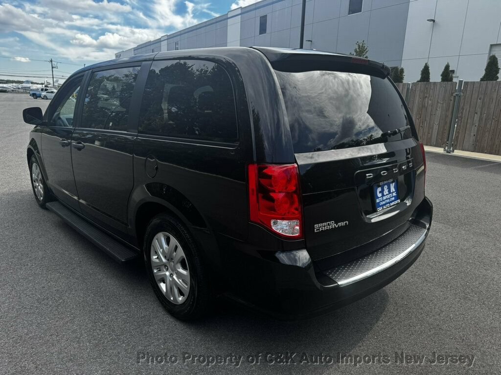 Used 2019 Dodge Grand Caravan SE w/ UConnect Hands-Free Group FWD image 4