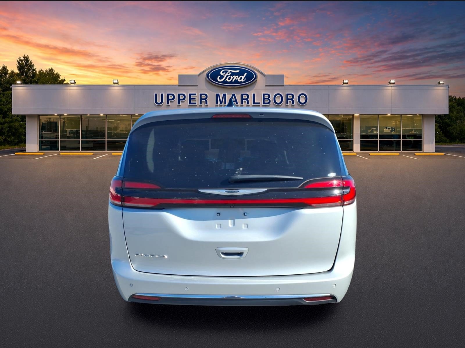 Used 2024 Chrysler Pacifica Touring-L FWD image 7