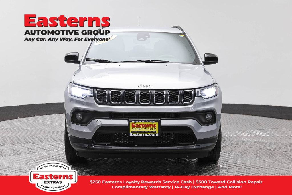 Used 2024 Jeep Compass Latitude AWD/4WD image 3