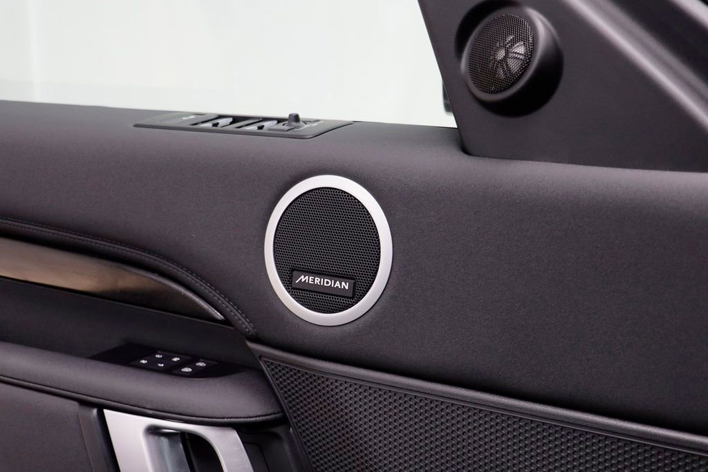 Used 2025 Land Rover Discovery S image 7