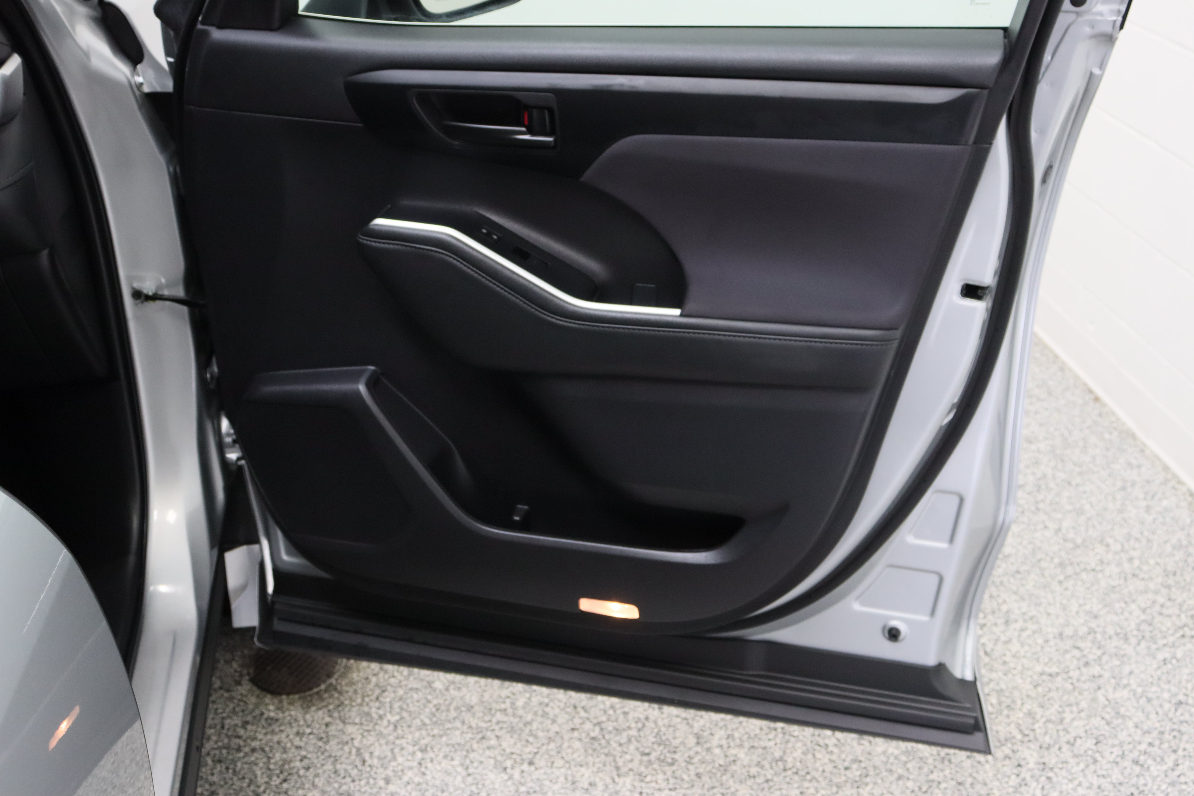 Certified 2025 Toyota Highlander LE FWD image 37