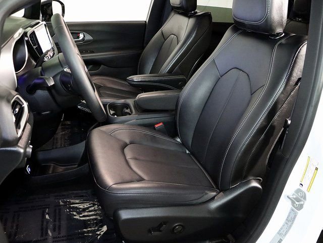 Used 2026 Chrysler Pacifica Select image 4