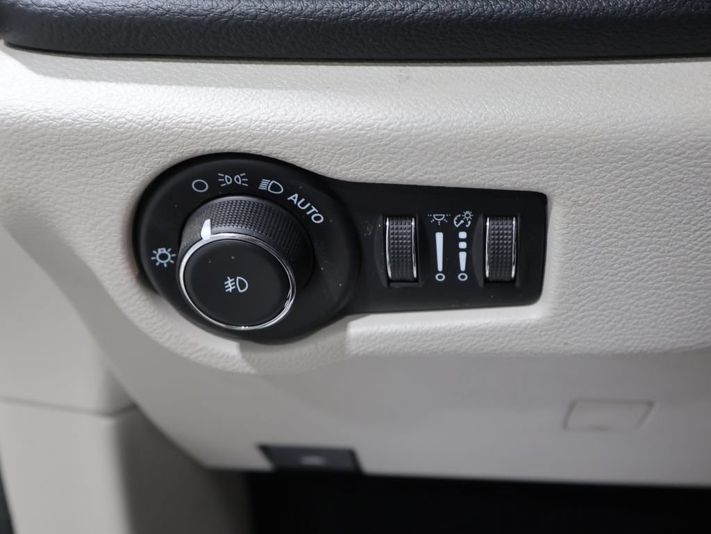 Used 2022 Chrysler Pacifica Touring-L AWD/4WD image 28