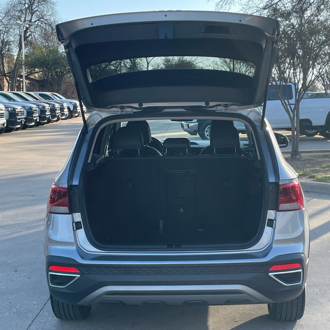 Used 2024 Volkswagen Taos SE image 27