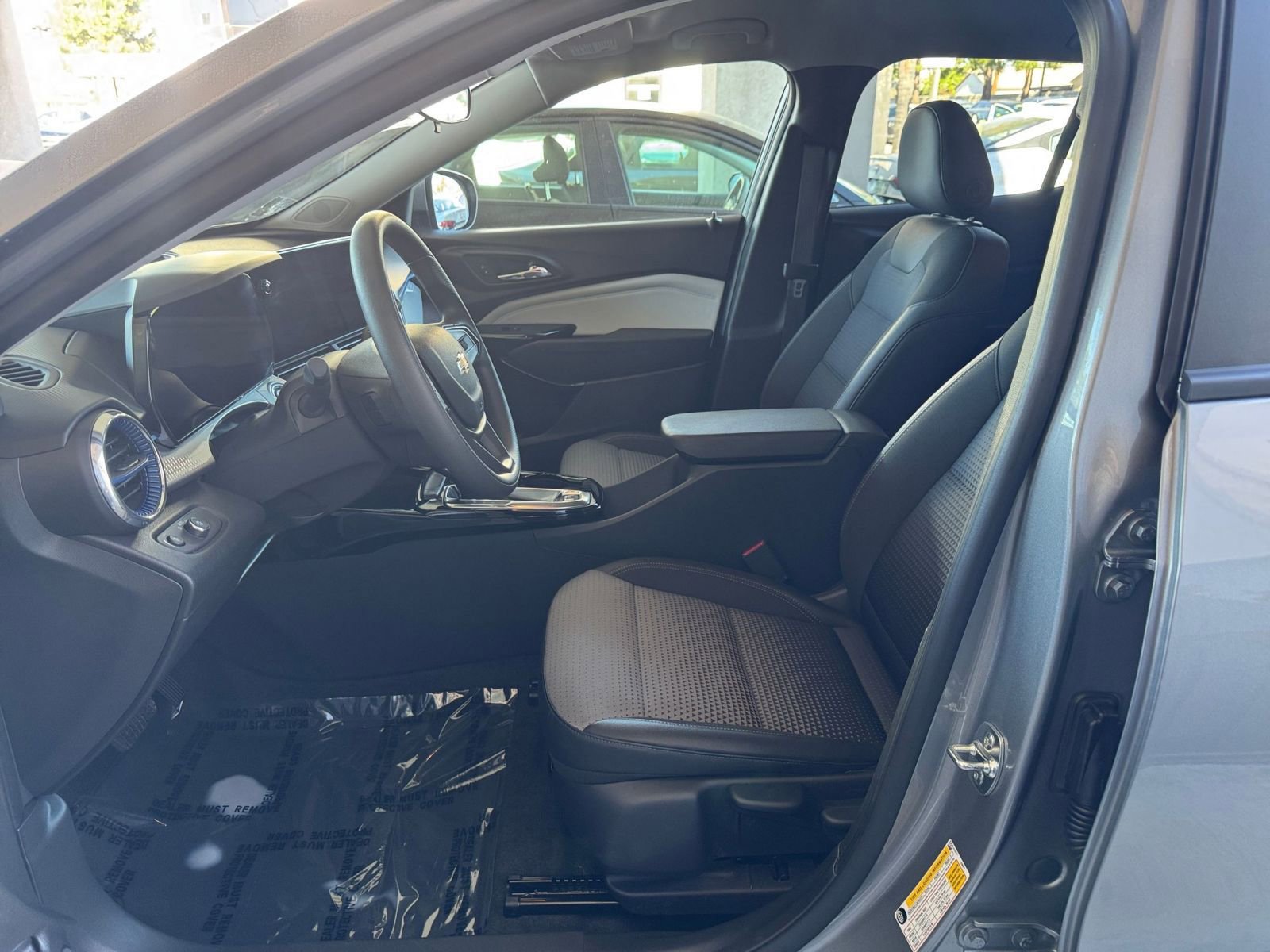 Used 2025 Chevrolet Trax LT image 27