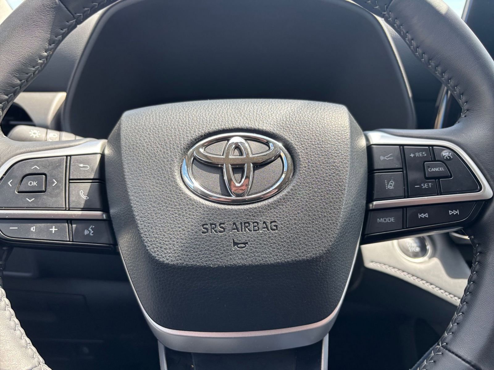 Used 2025 Toyota Highlander LE FWD image 29