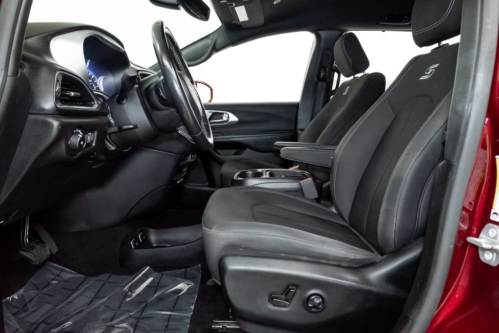 Used 2019 Chrysler Pacifica Touring Plus w/ S Appearance Package FWD image 12