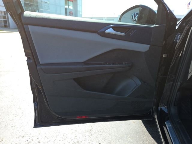 Certified 2023 Volkswagen Taos SE w/ Panoramic Sunroof Package AWD/4WD image 10