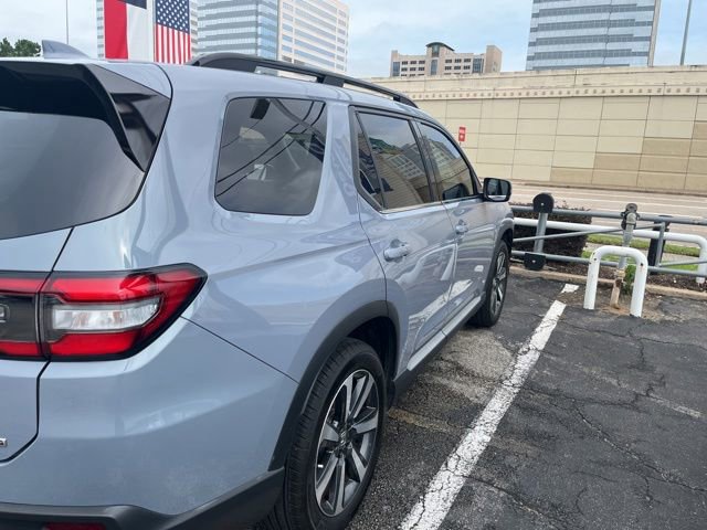Used 2025 Honda Pilot Touring image 2