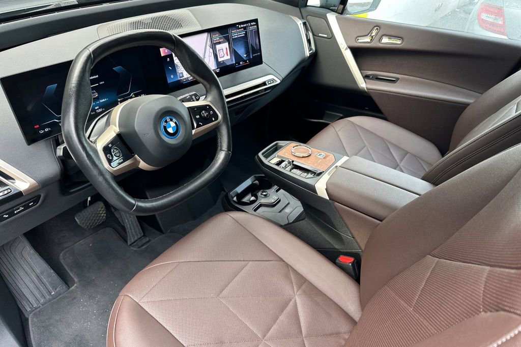 Used 2023 BMW iX xDrive50 w/ Premium Package image 9
