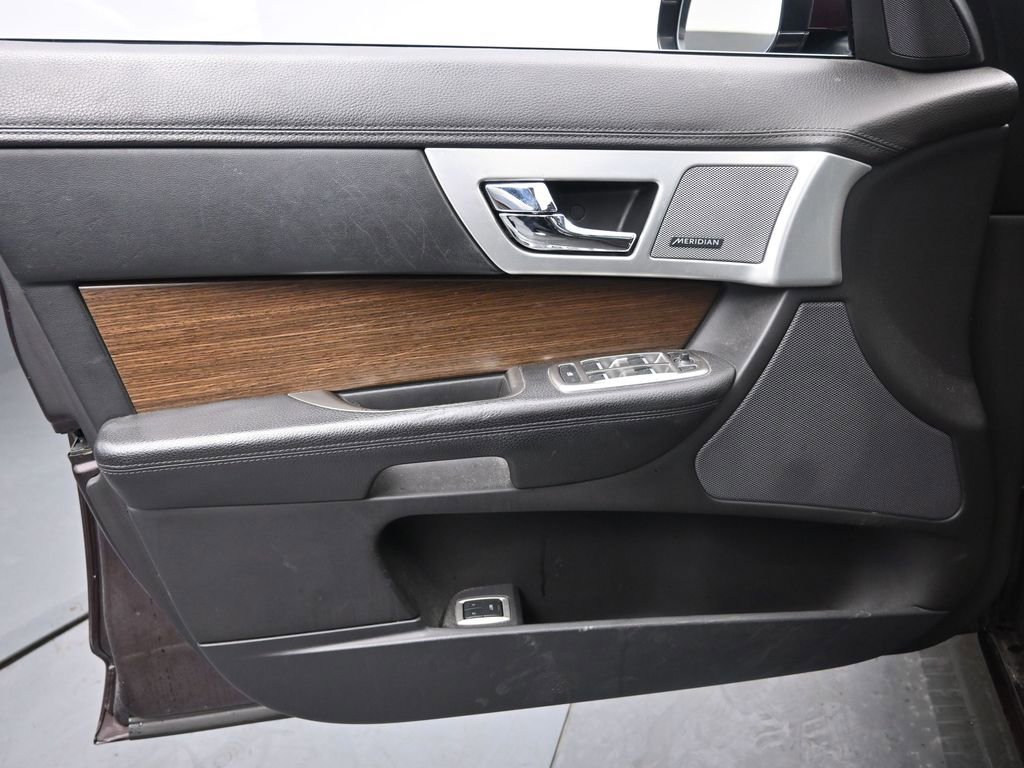 Used 2015 Jaguar XF Premium image 20