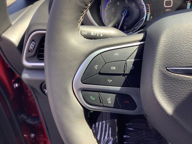 Used 2025 Chrysler Pacifica Select image 13