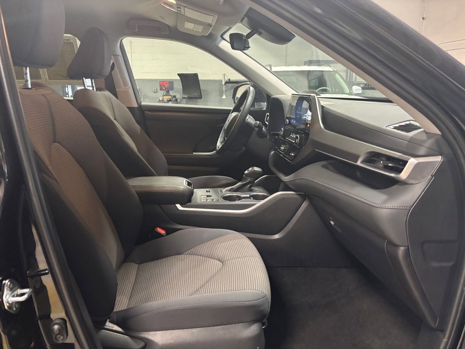 Used 2025 Toyota Highlander LE image 29