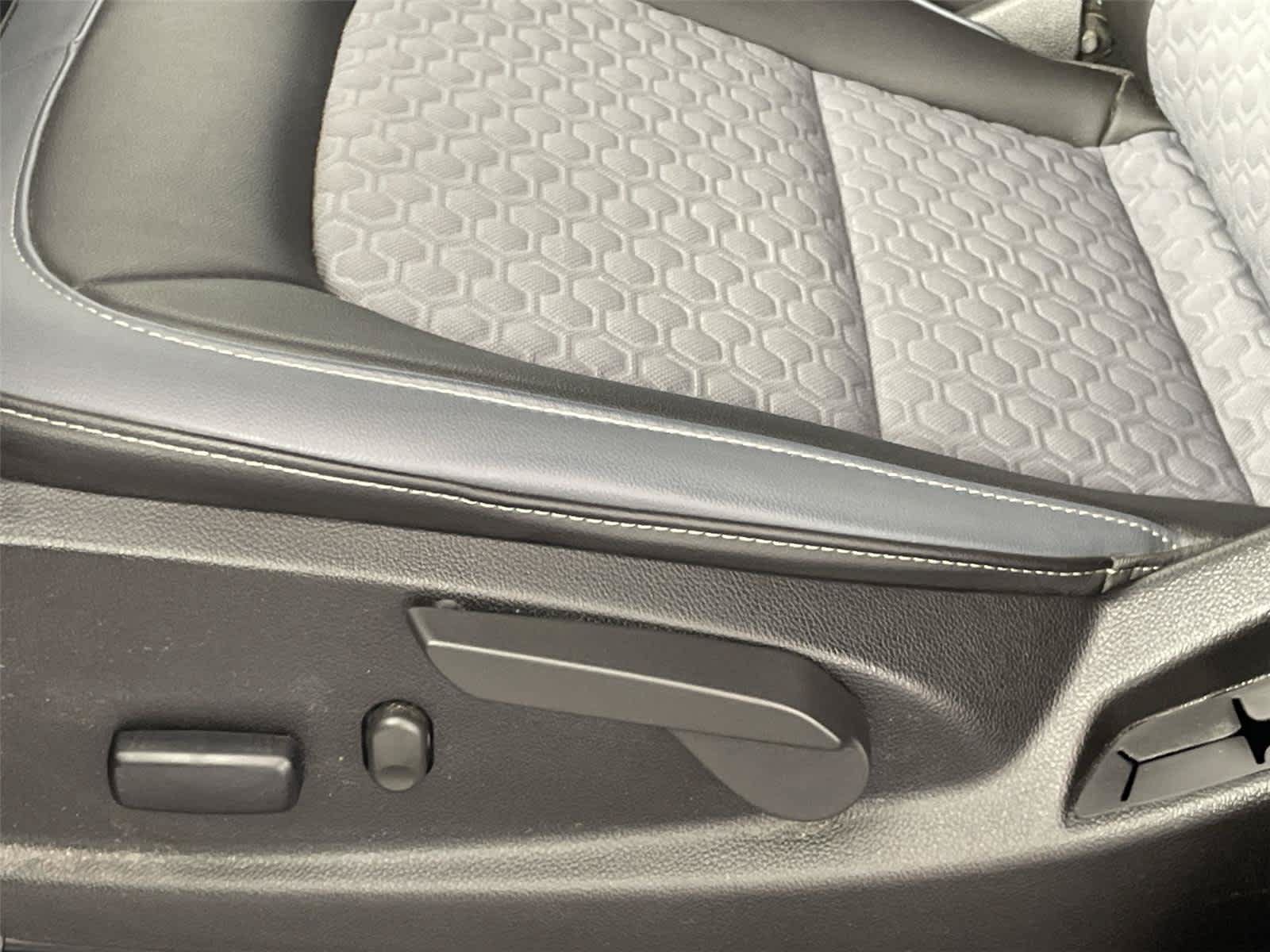 Used 2022 Chevrolet Colorado Z71 AWD/4WD image 12