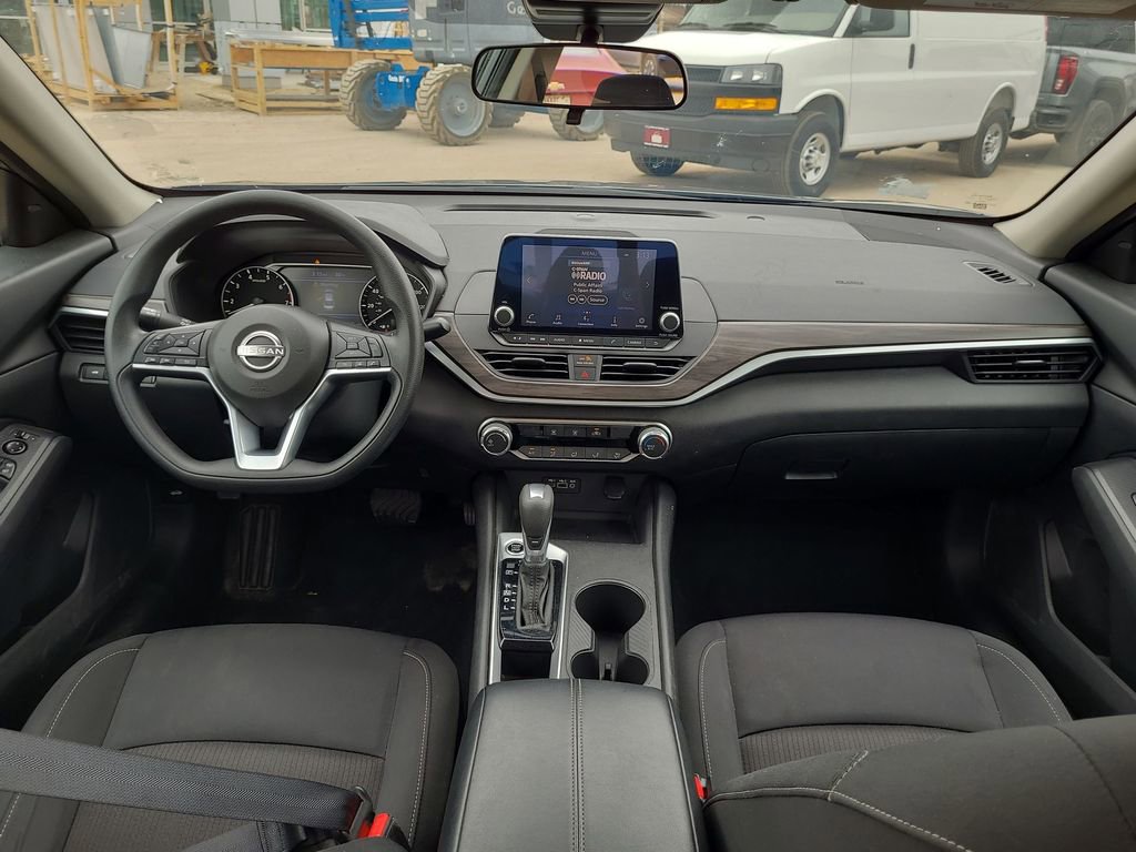 Used 2025 Nissan Altima 2.5 SV FWD image 21