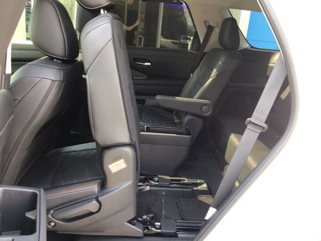 Used 2024 Nissan Pathfinder Platinum image 21