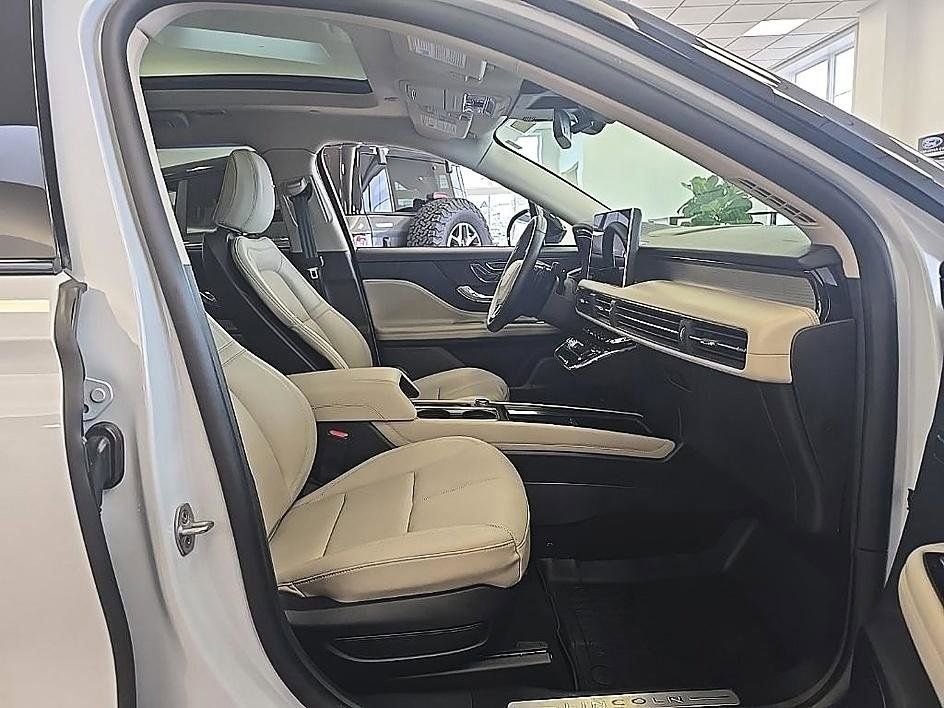 Used 2025 Lincoln Corsair AWD w/ Equipment Group 101A image 40