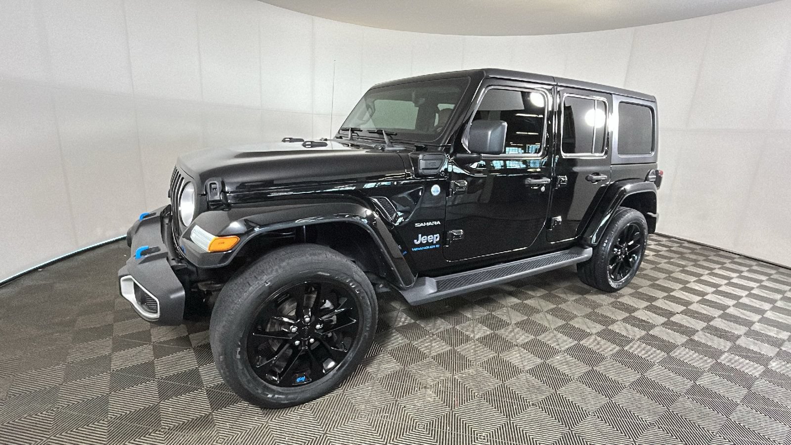 Used 2023 Jeep Wrangler Unlimited Sahara w/ Cold Weather Group AWD/4WD image 8