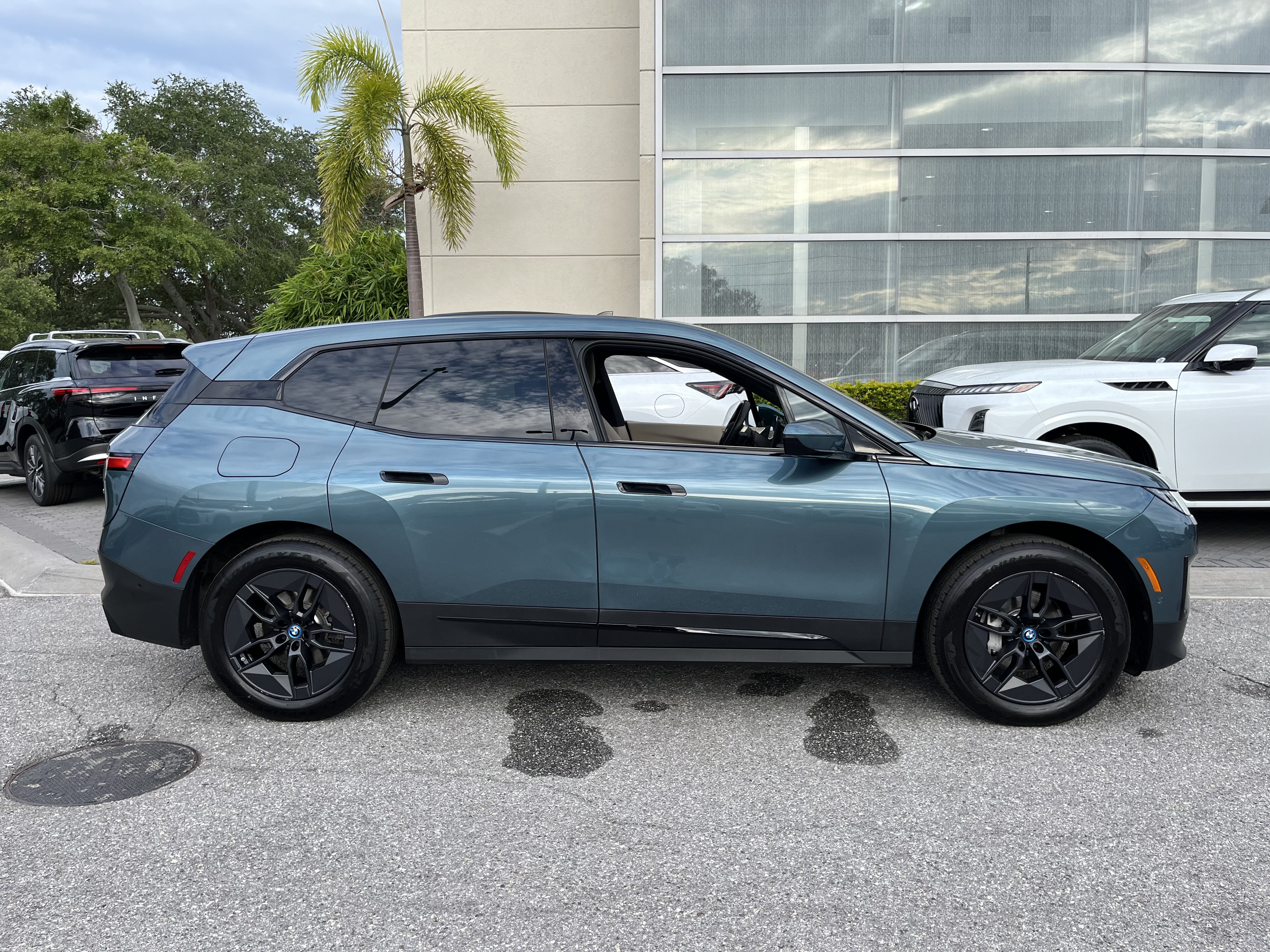 Used 2025 BMW iX xDrive50 AWD/4WD image 11