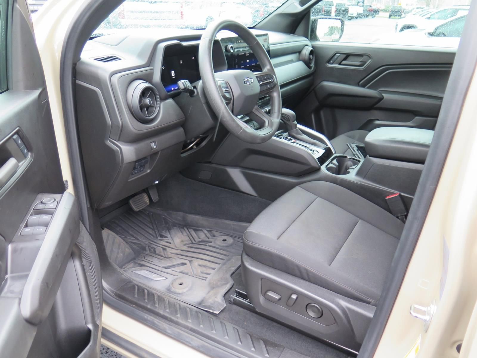 Used 2024 Chevrolet Colorado Trail Boss w/ Technology Package image 10