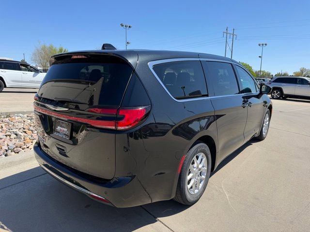 Used 2023 Chrysler Pacifica Touring-L FWD image 6