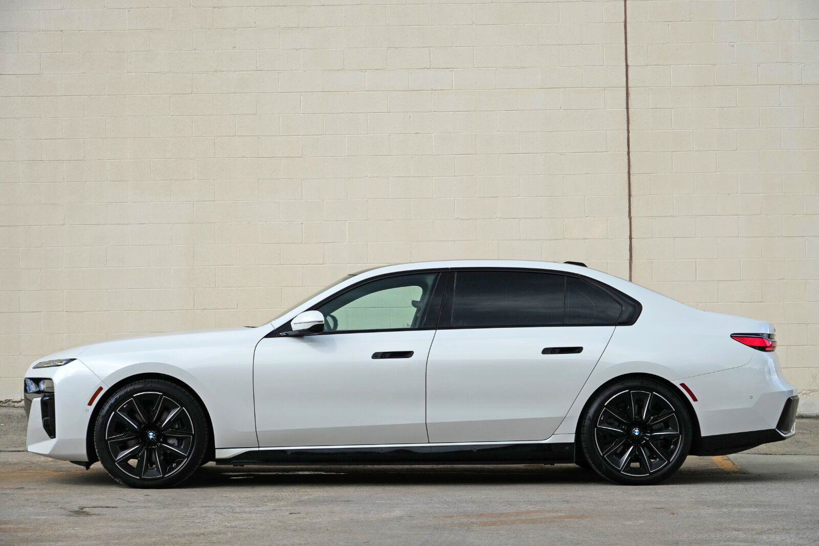 Used 2023 BMW i7 xDrive60 w/ Executive Package 2 AWD/4WD image 8