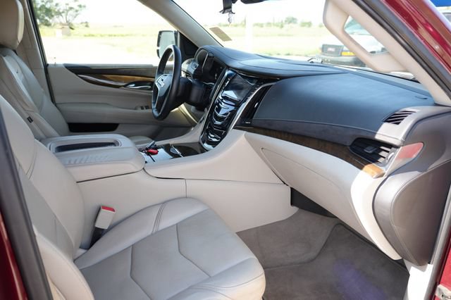 Used 2018 Cadillac Escalade Luxury AWD/4WD image 17