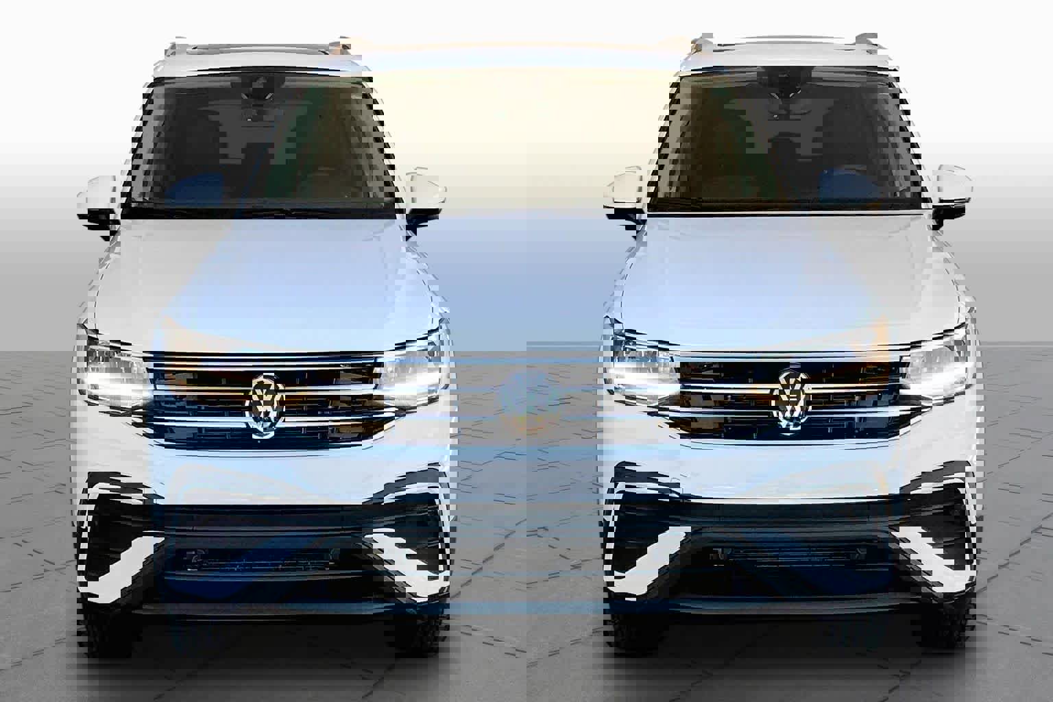 Used 2022 Volkswagen Tiguan SE w/ Panoramic Sunroof Package image 4