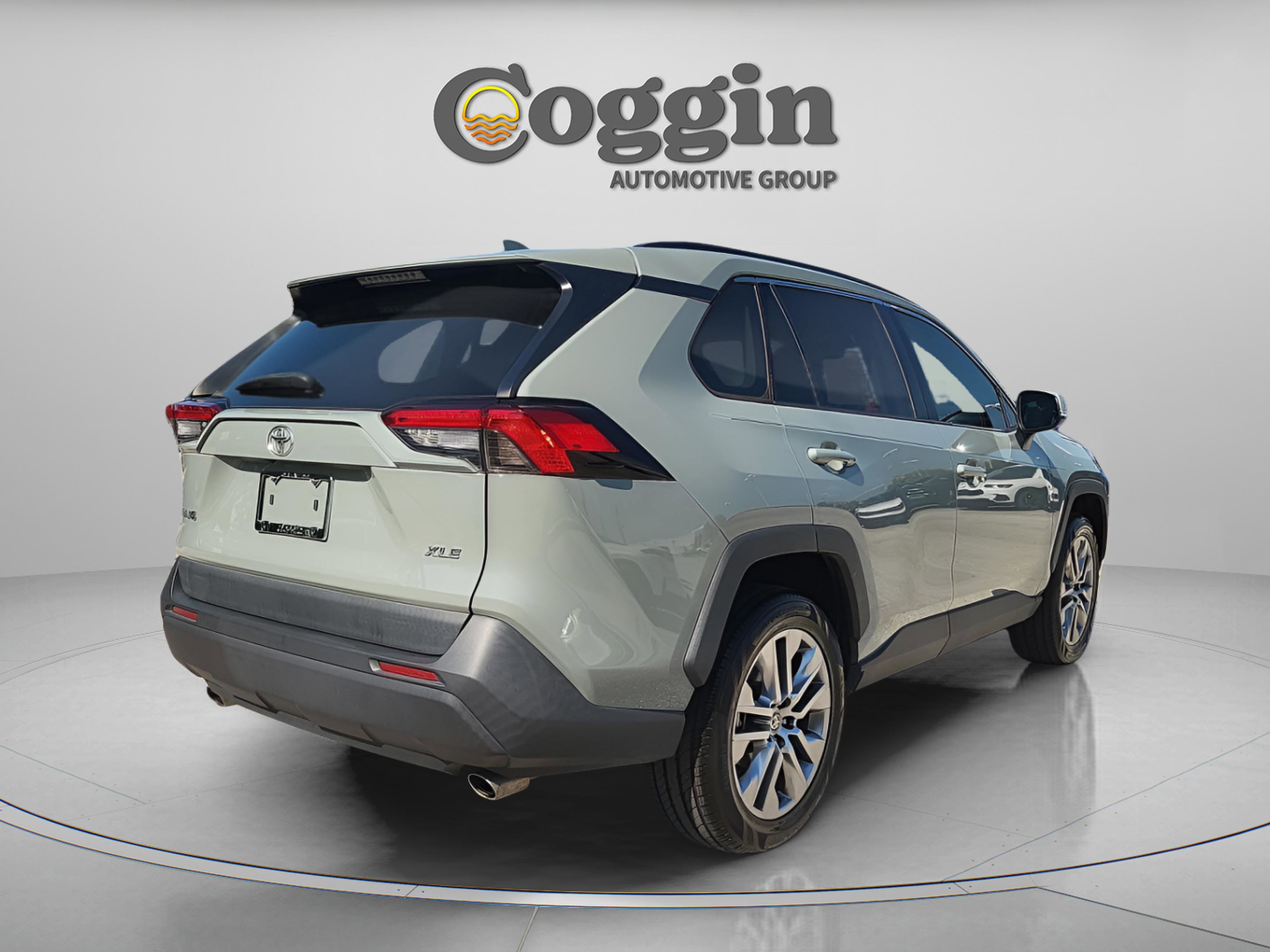 Used 2022 Toyota RAV4 XLE Premium image 6