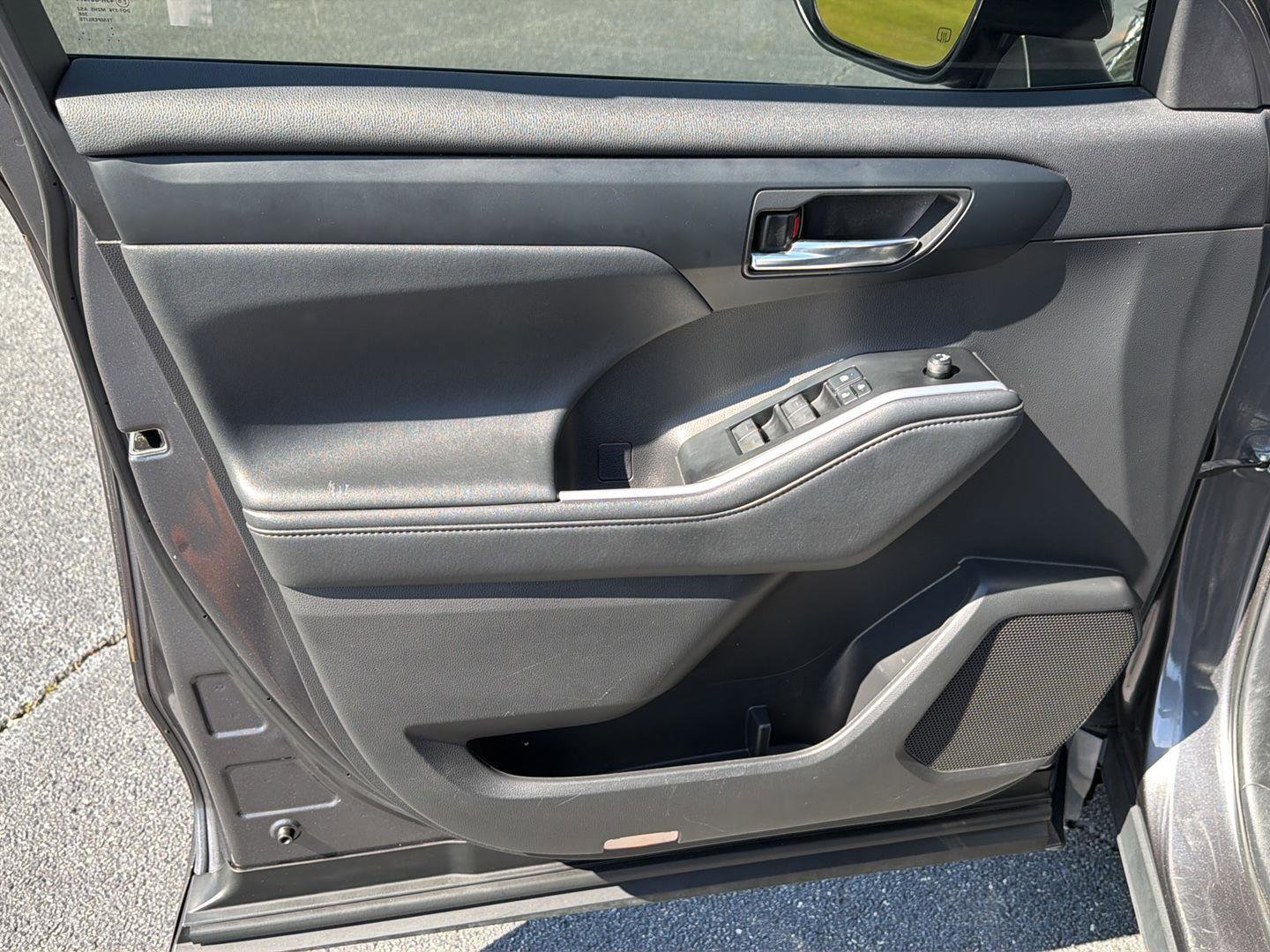 Used 2022 Toyota Highlander XLE FWD image 17