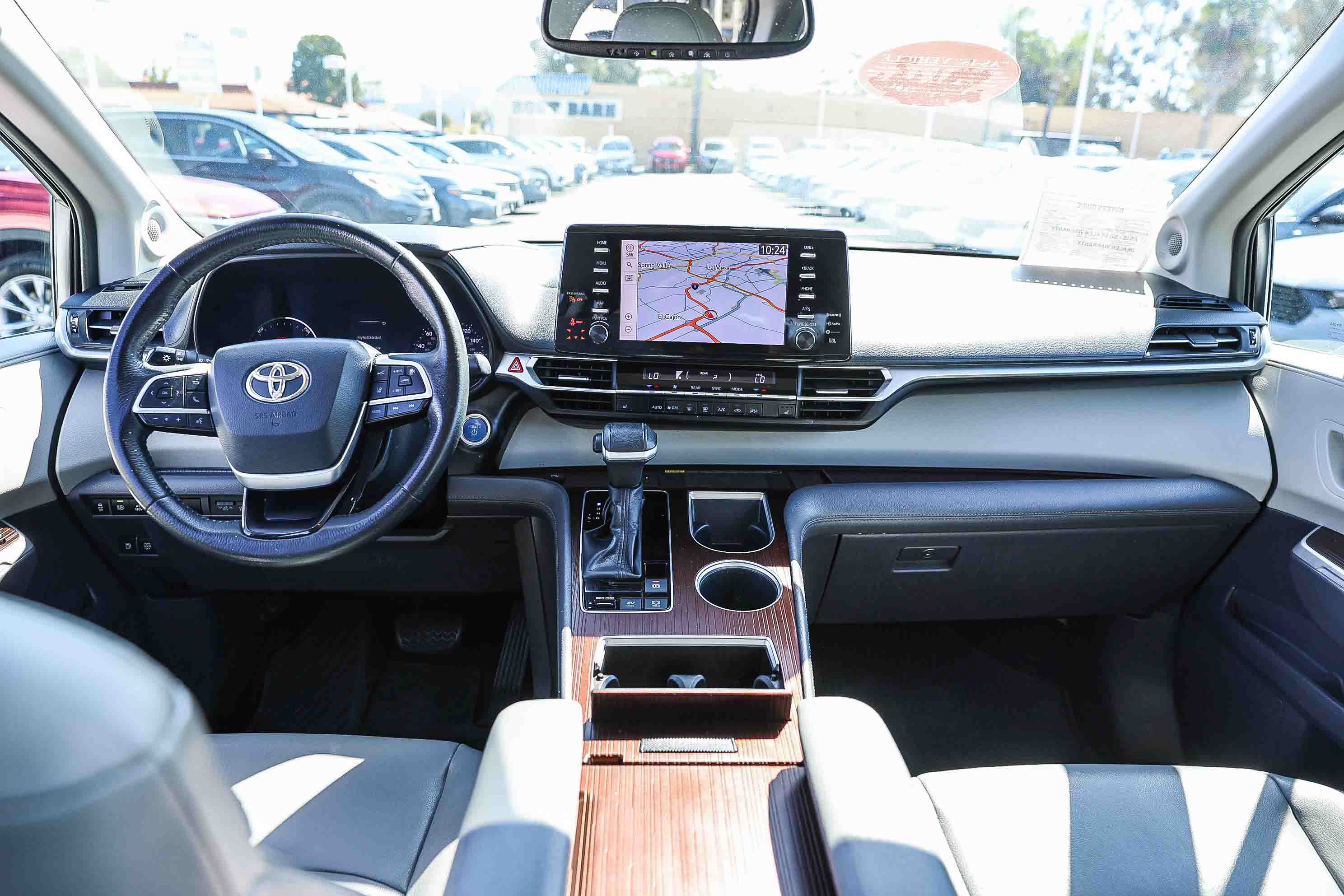 Used 2022 Toyota Sienna XLE w/ XLE Plus Package FWD image 2