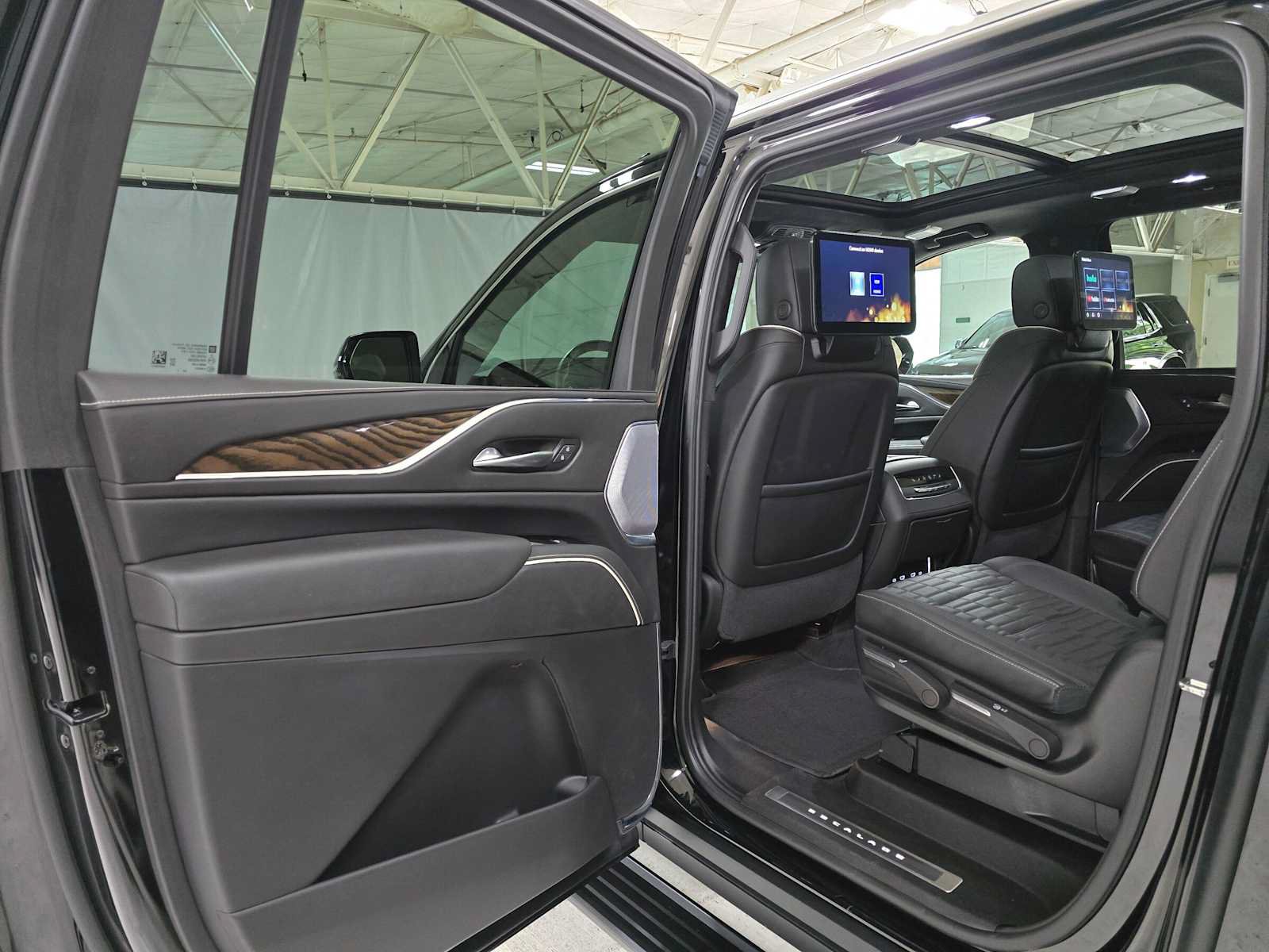 Used 2024 Cadillac Escalade ESV Premium Luxury Platinum AWD/4WD image 15