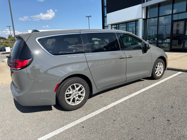 Used 2023 Chrysler Pacifica Touring-L FWD image 8