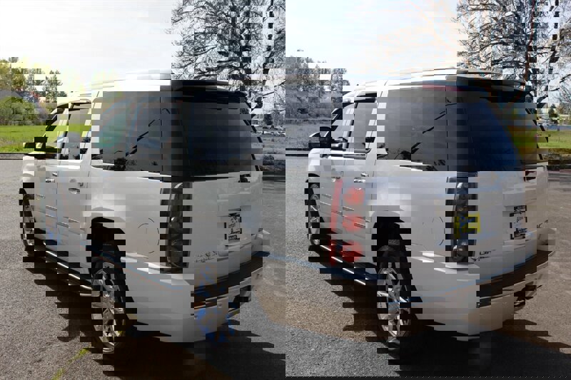 Used 2014 GMC Yukon XL Denali image 3